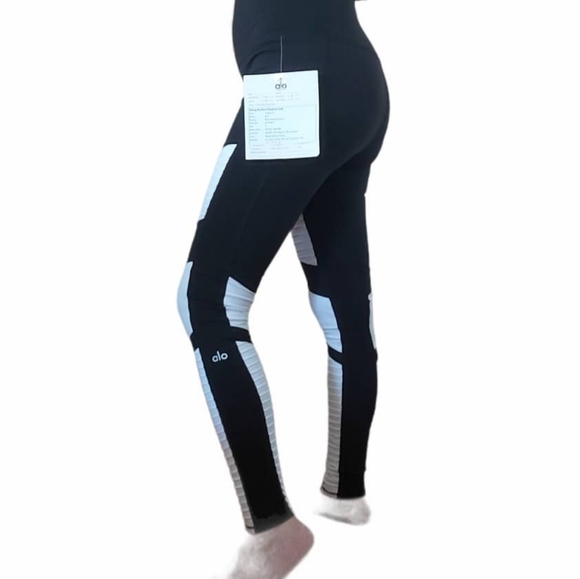 ALO Yoga  leggings . - Picture 9 of 14